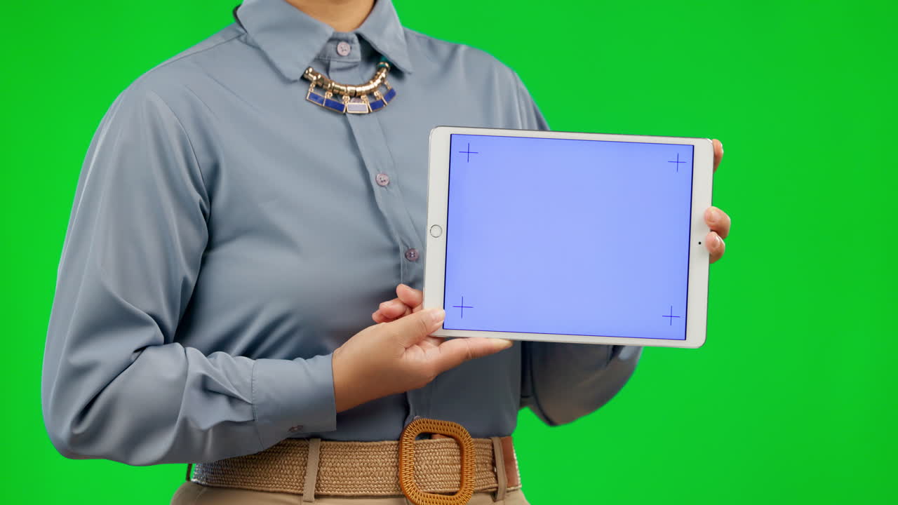 여성 손, 태블릿 및 모형과 함께 녹색 화면
