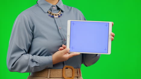 manos de la mujer, tableta y pantalla verde con maqueta