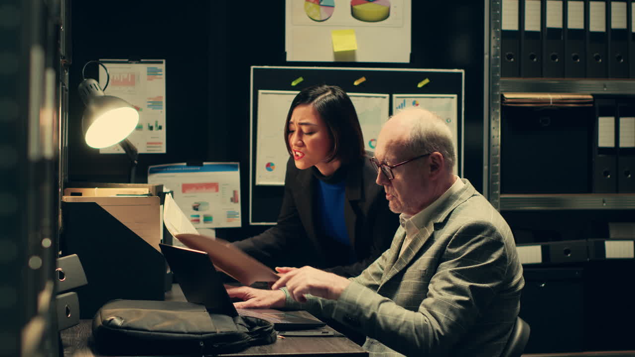 el equipo de detectives examina los archivos para encontrar pruebas cruciales del caso.