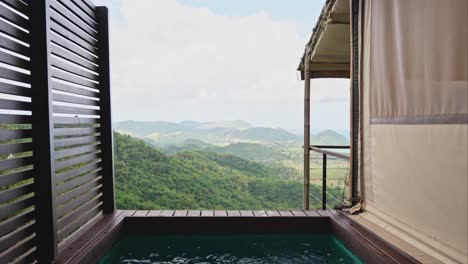 Luxuriöses-Glamping-Zelt-Mit-Infinity-Pool-Daneben-Und-Blick-Auf-Die-Berge