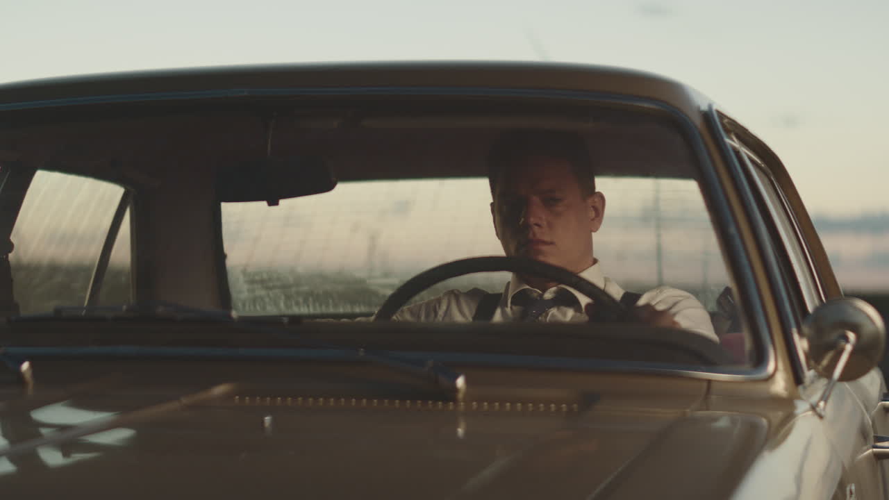 빈티지 자동차를 운전하는 남자