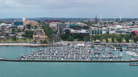 Luftaufnahme-Der-Bayside-City-Von-Geelong,-Australien,-Mit-Festgemachten-Yachten