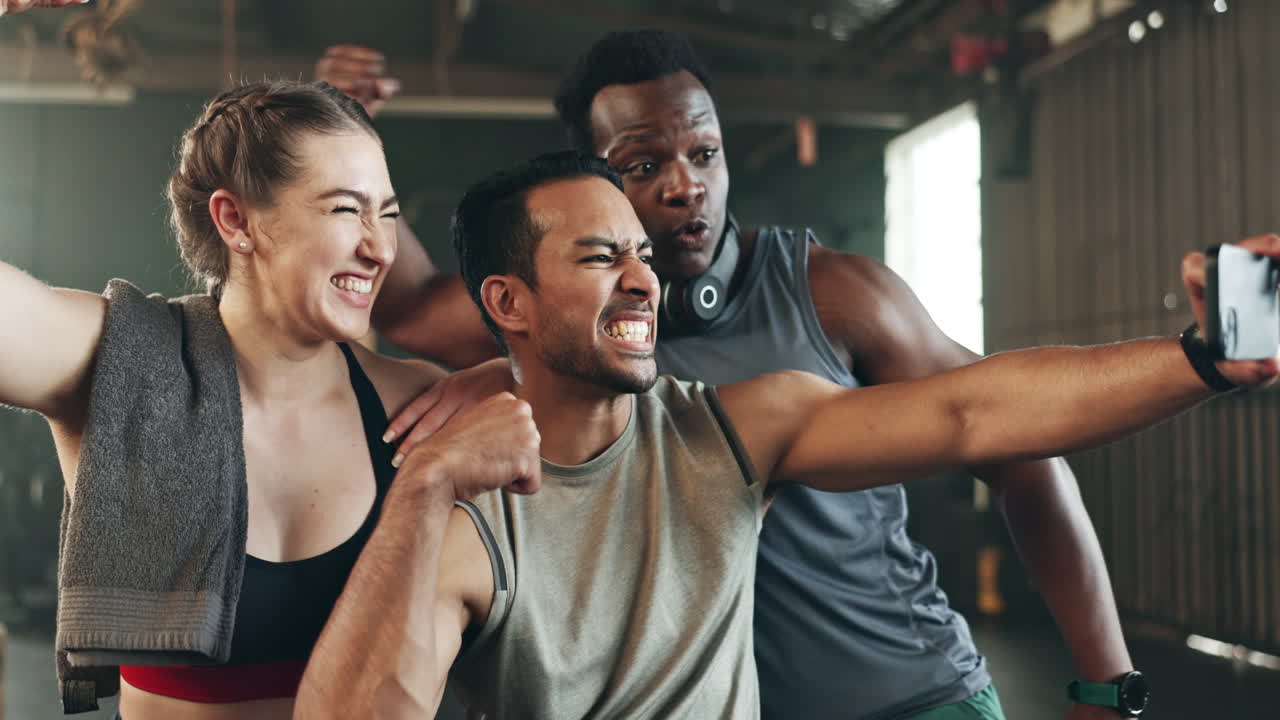 selfie, motivación y estado físico con amigos en el gimnasio