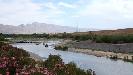 río procedente de las montañas del atlas en el fondo, marruecos