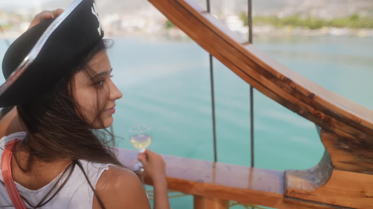 mujer con sombrero de pirata en un barco