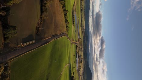 4k60 route rurale en australie avec des champs verts, tasmanie au coucher du soleil, vue de drone sur le paysage rural