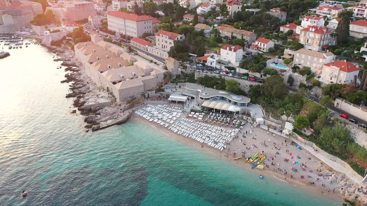 일몰, 달마티아, 크로아티아 동안 두브로브니크 구시가의 아드리아 해 연안에 공중 총격