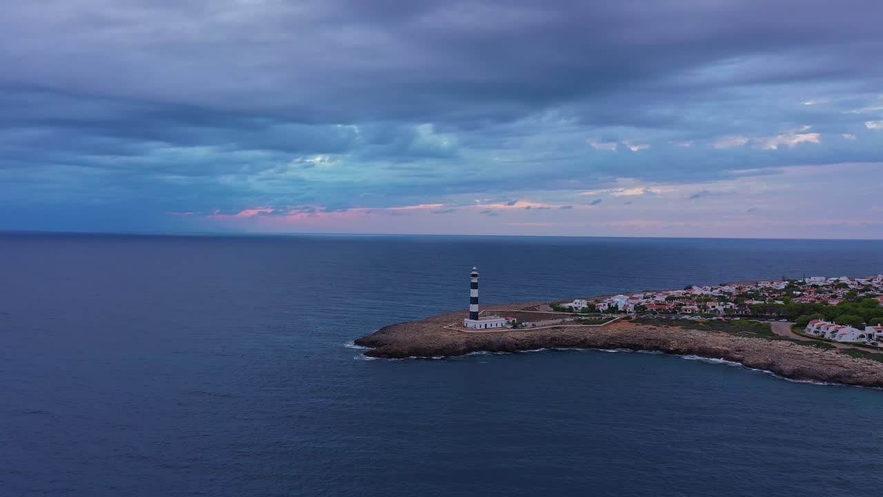 alta aproximación aérea hacia el faro de artrutx en menorca españa