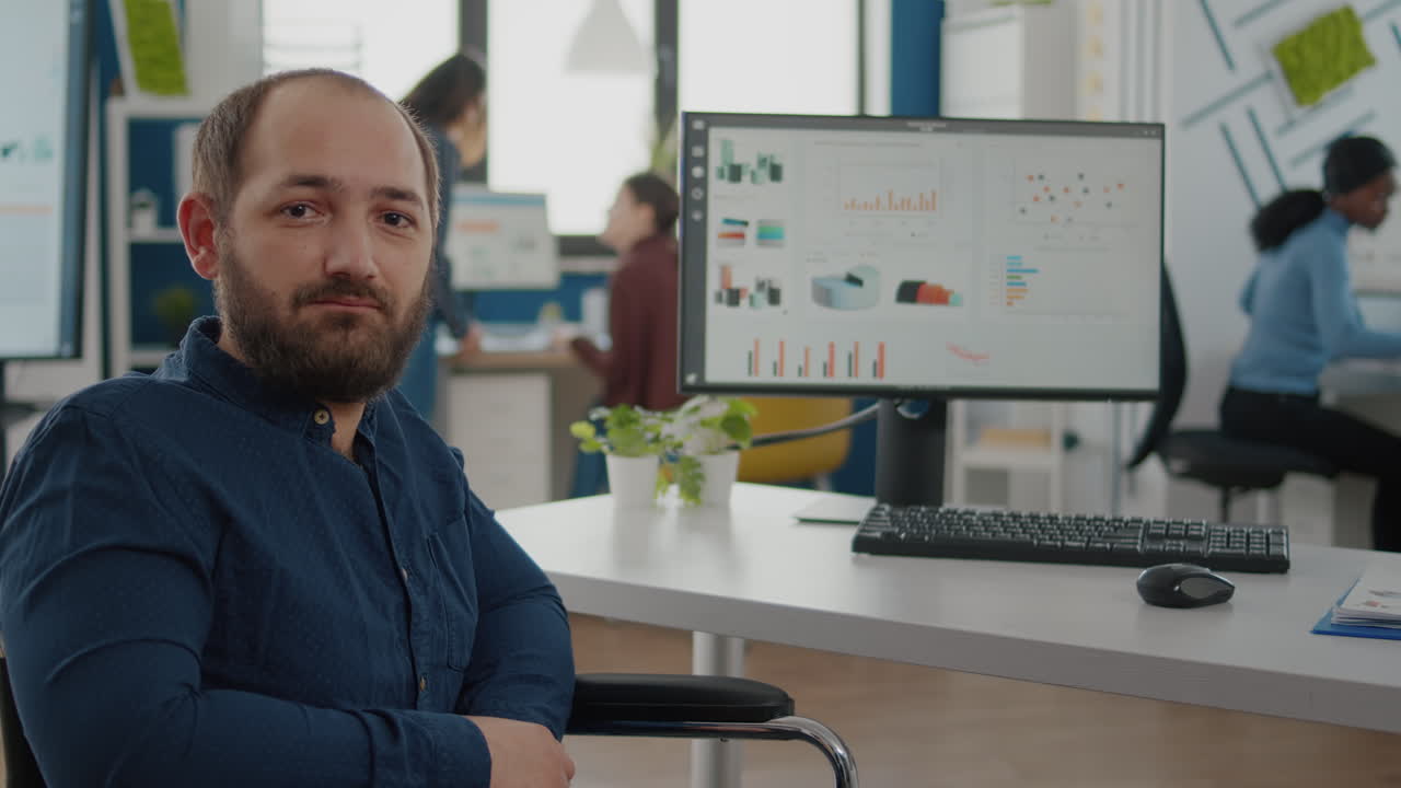 gerente de oficina discapacitado mirando a la cámara