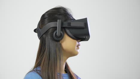 mujer joven mirando a su alrededor en casco de realidad virtual