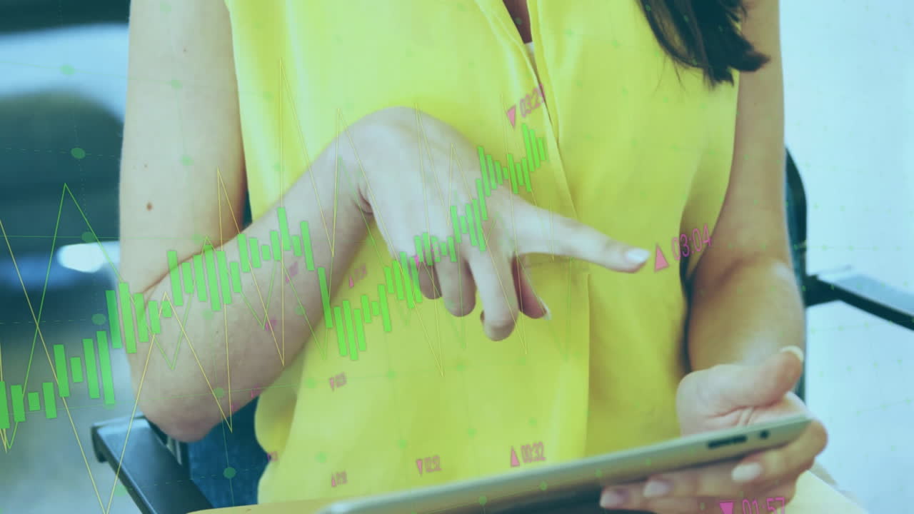 animación del procesamiento de datos financieros sobre una mujer de negocios biracial que usa una tableta en la oficina