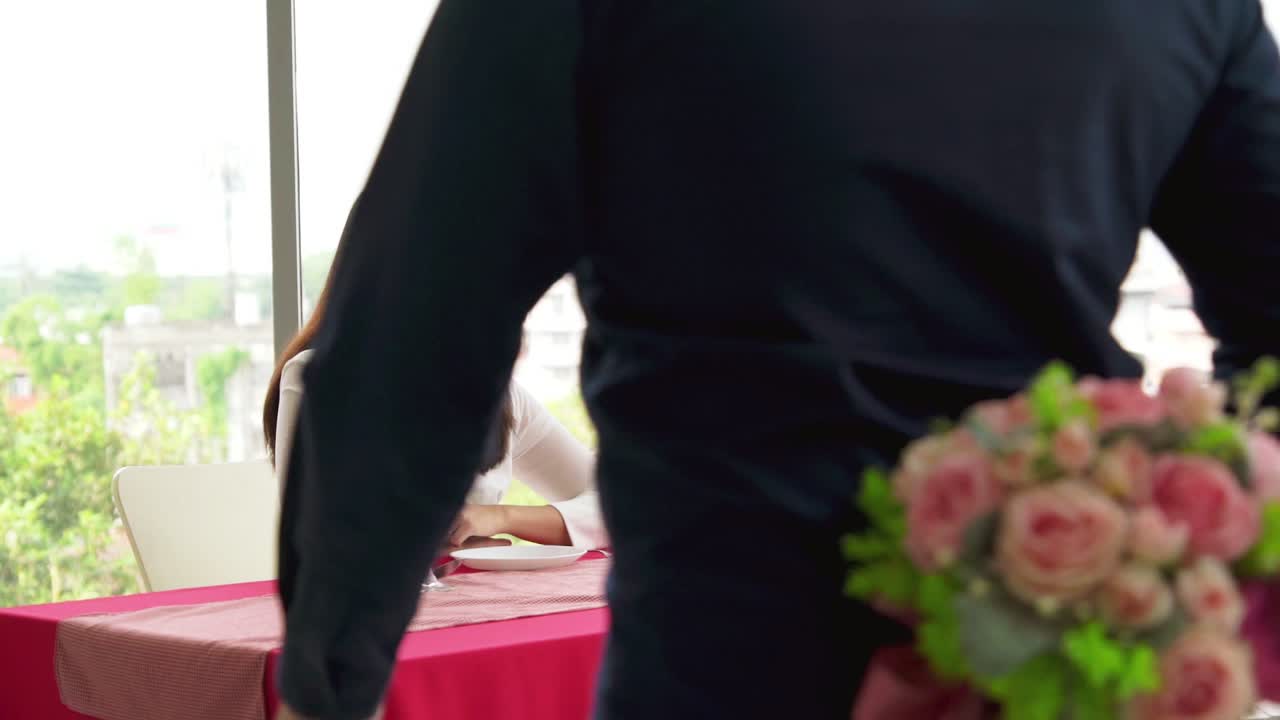 행복 한 로맨틱 한 커플 이 레스토랑 에서 점심 을 먹고 있다