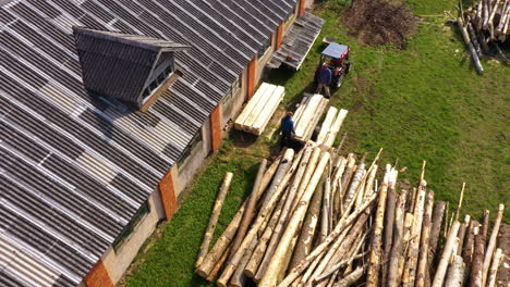 Trabajador-Del-Aserradero-Cortando-Madera-Del-Bosque-Durante-El-Día-Soleado