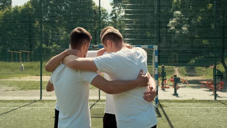 Junge-Straßenfußballer,-Die-Vor-Spiel-1-Zusammengekauert-Auf-Dem-Spielfeld-Stehen