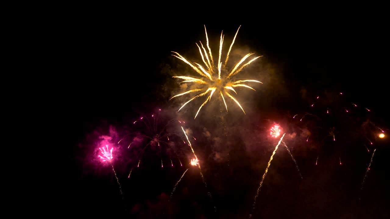 exhibición de fuegos artificiales con muchas ráfagas de colores bucle.