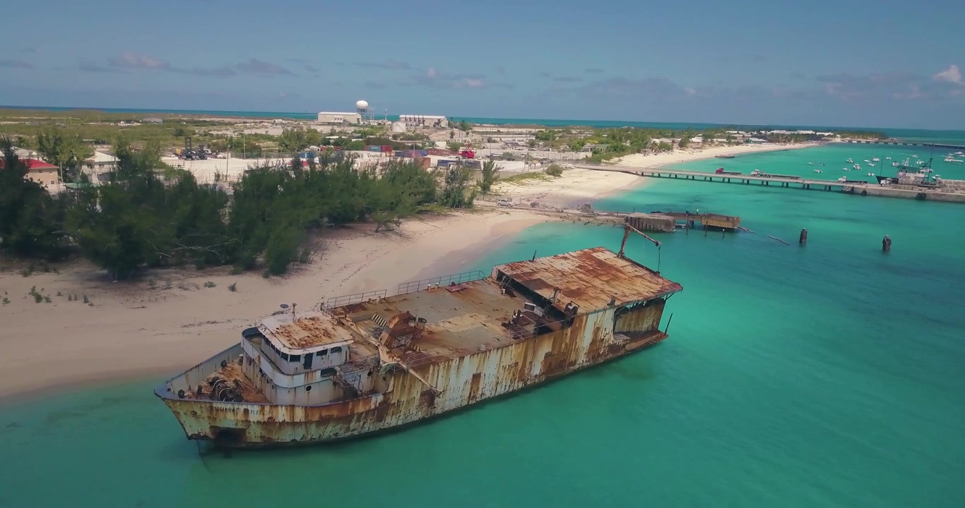 4k - Riprese con drone della nave Mega One Triton arenata sulla spiaggia di Governor's Beach a Grand Turk, Isole Turks e Caicos - Clip #2