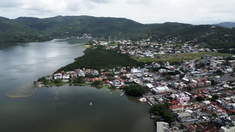 vista aérea del avión no tripulado, ciudad de lagoa da conceicao, isla de santa catarina en brasil en verano, toma panorámica de establecimiento