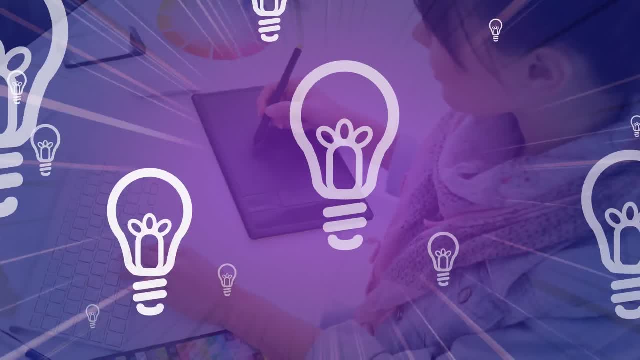animación de iconos de bombillas sobre mujer de negocios usando tableta