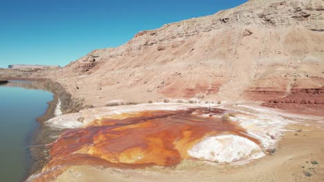 Kristallgeysir-Und-Orangefarbener-Travertin-Am-Green-River,-Moab,-Utah,-USA