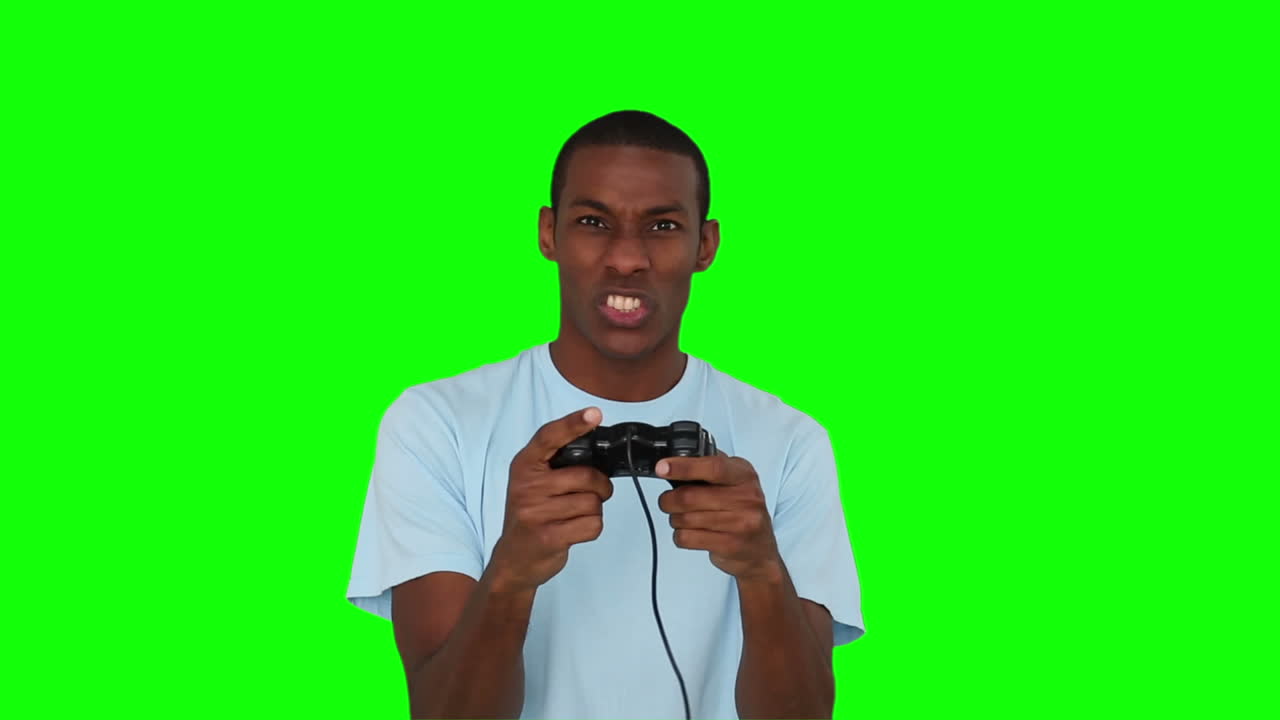 un joven casual jugando a videojuegos.