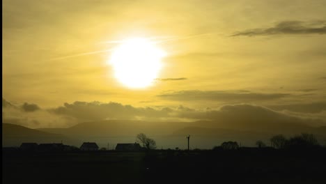 Lapso-De-Tiempo-Del-Amanecer-O-Atardecer-En-Louisburgh,-Co-Mayo,-Irlanda-Con-Nubes-Rodando-Sobre-Montañas