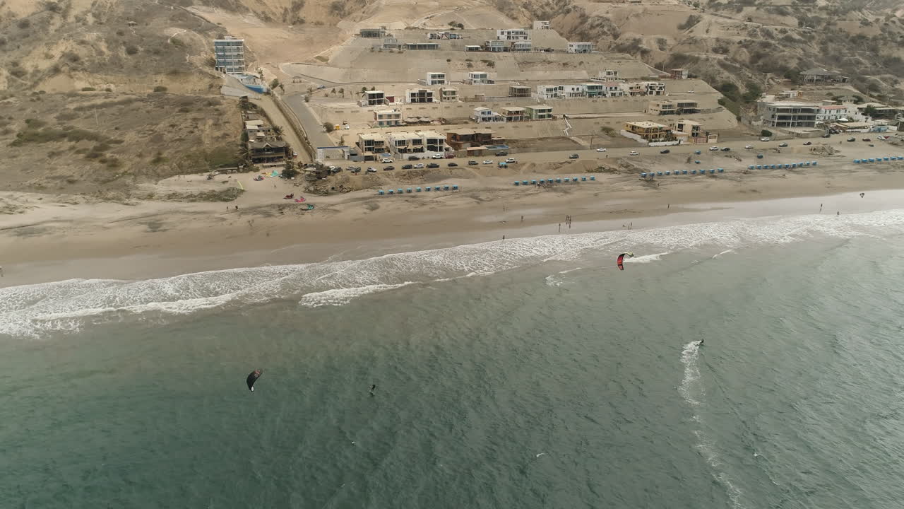 Kitesurf en la Playa Santa Marianita en Manta, Ecuador.