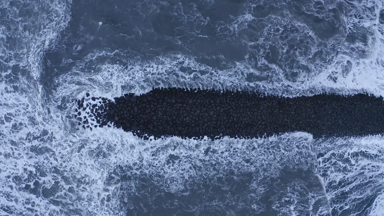 대서양의 강력한 파도에 부딪힌 현무암 장벽 - 공중 직진