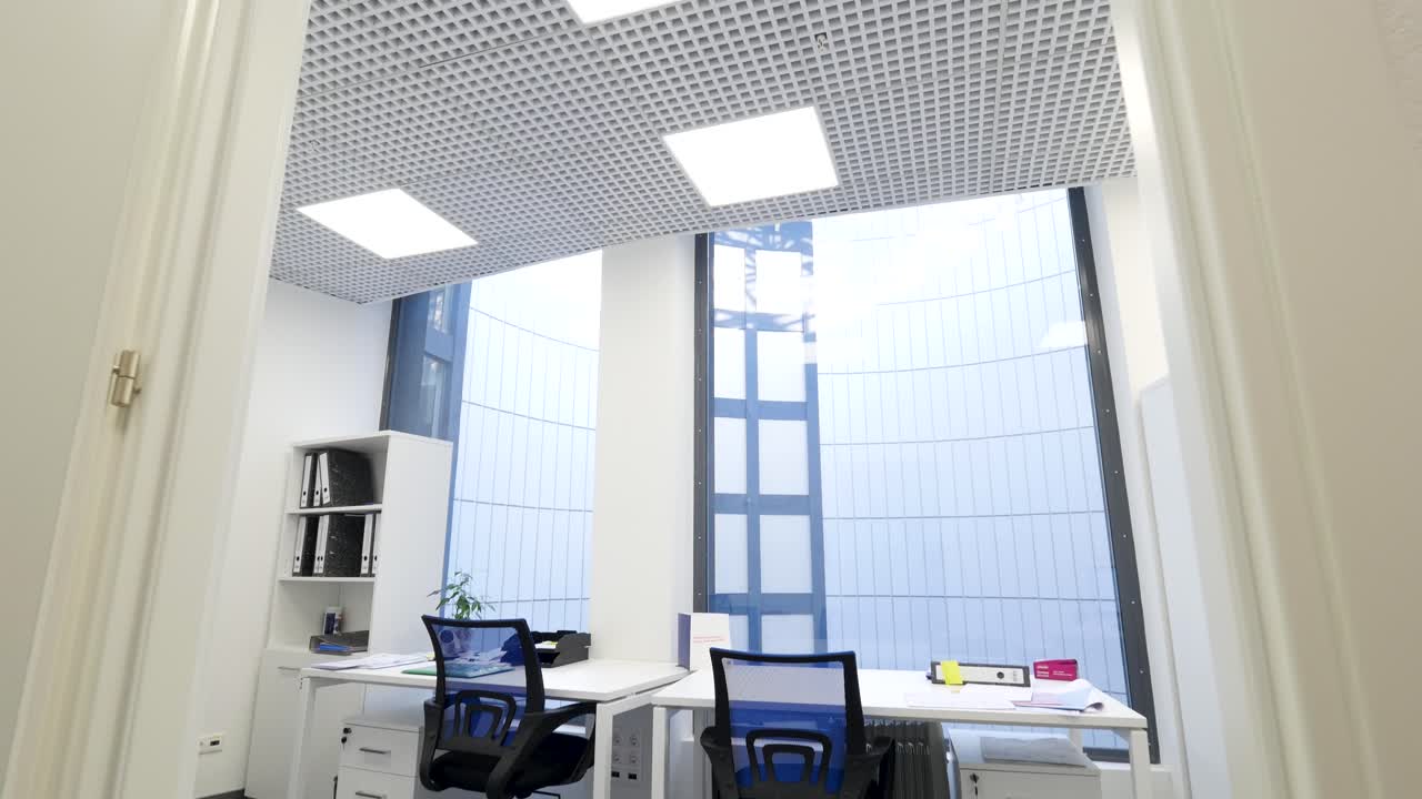 espacio de trabajo de oficina moderno con grandes ventanas