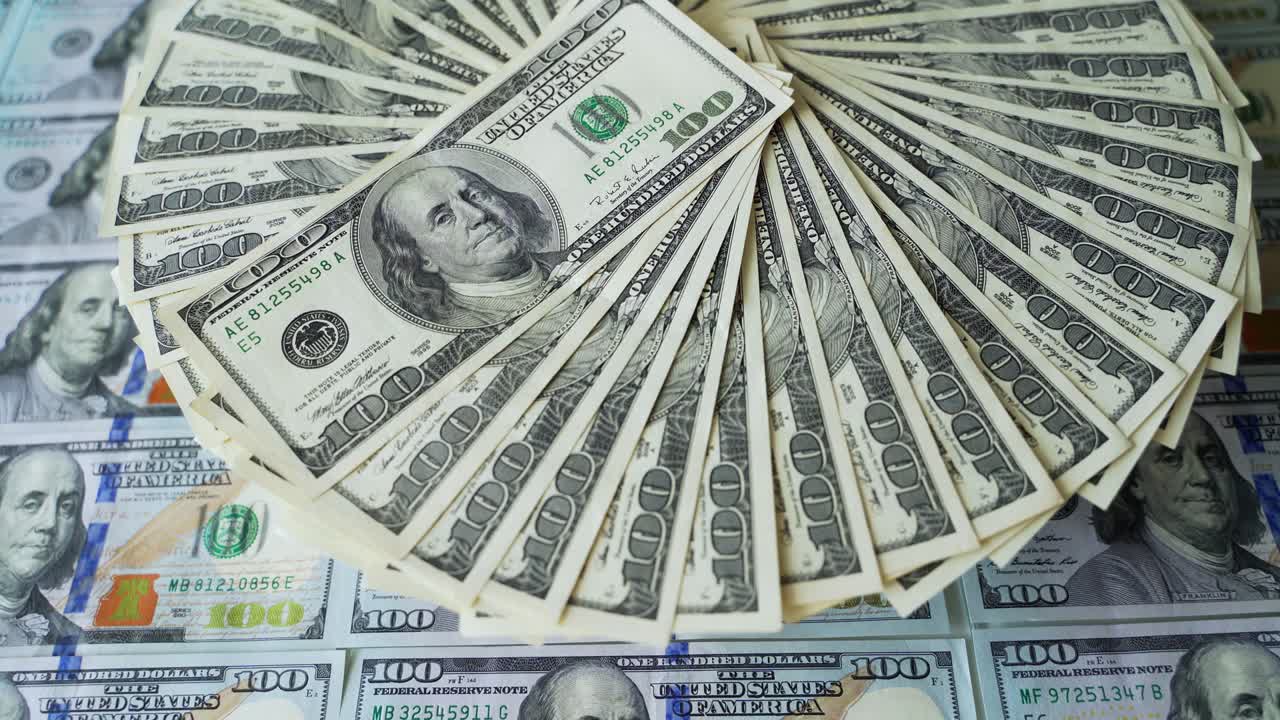 círculo de billetes de cien dólares girando. billetes de dólares estadounidenses. movimiento de rotación de efectivo en el fondo de dólares. primer plano.