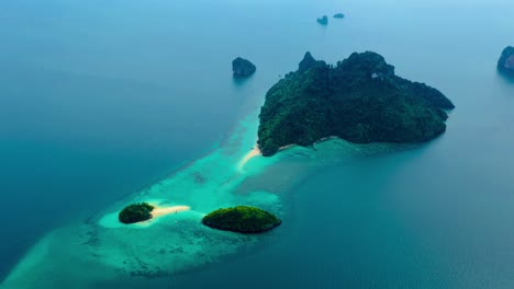 Islas-Solitarias-En-La-Orilla-Del-Mar-De-Andaman