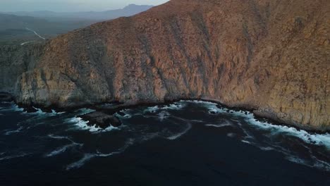 Vista-Aérea-De-Acantilados-Contra-El-Océano-Pacífico-En-Baja-California-Sur-Durante-La-Hora-Dorada