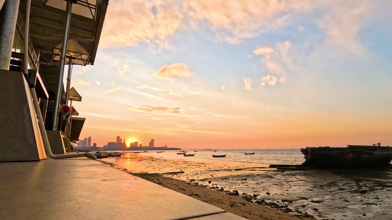 파타야의 해안 지평선 위에 아름다운 해가 지는 모습