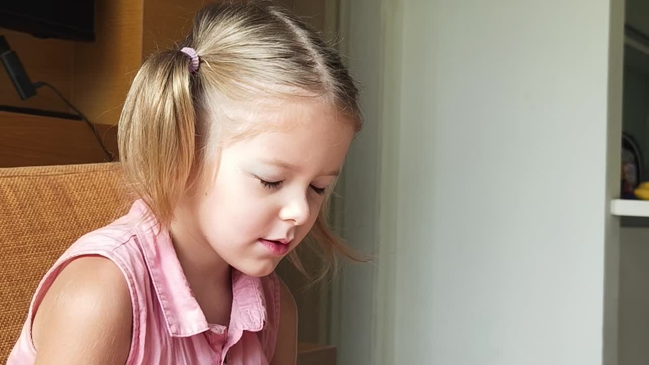 niña pequeña recibiendo maquillaje aplicado por su madre