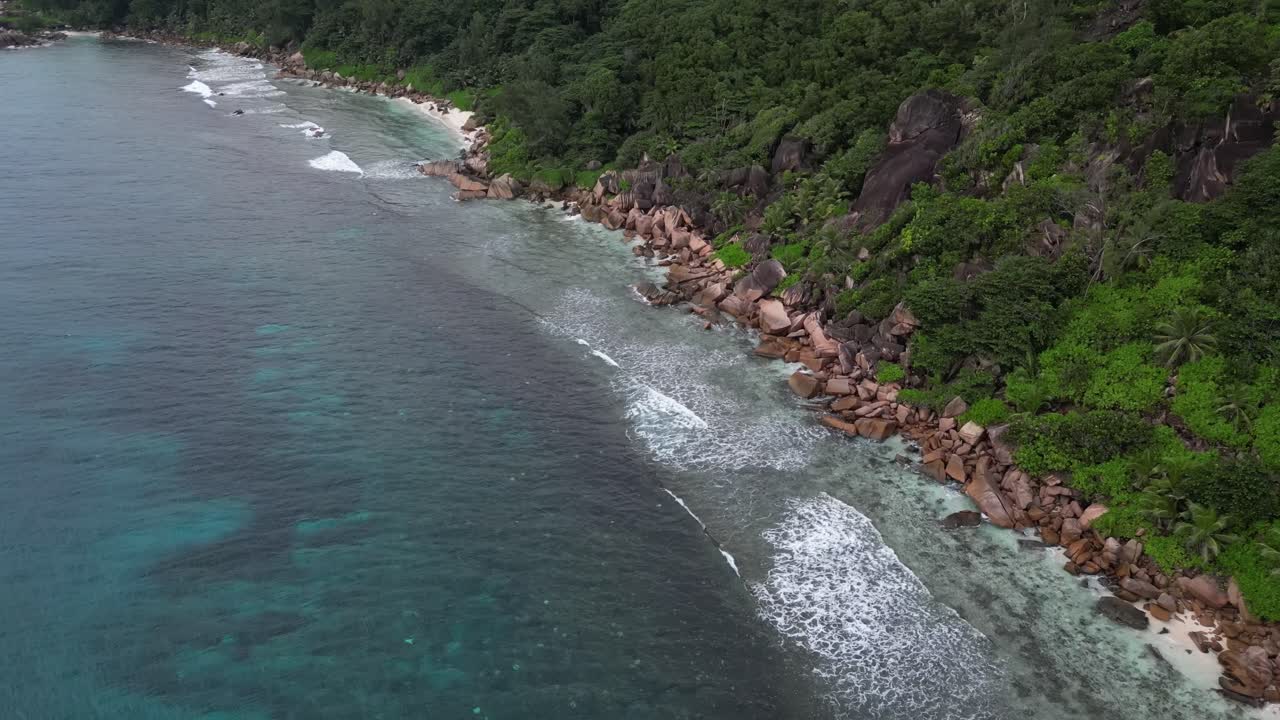 Vista aerea di una spiaggia tropicale alle Seychelles