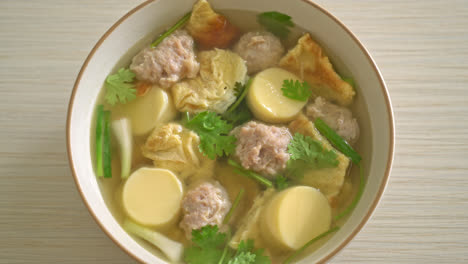 sopa de huevo frito o sopa de tortilla con carne de cerdo picada