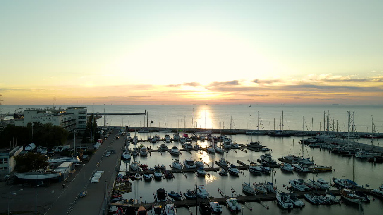 Boote und Yachten liegen in der Hafenstadt Gdynia bei Sonnenaufgang vor Anker, mit Blick auf die Danziger Bucht, Ostseeküste in Polen
