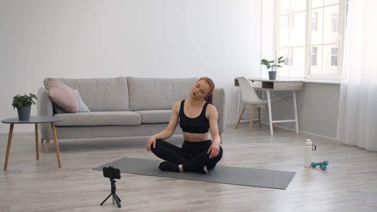 mujer practicando yoga en casa