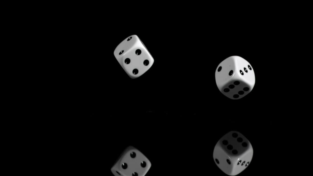 dos dados blancos en cámara súper lenta poco rebonding