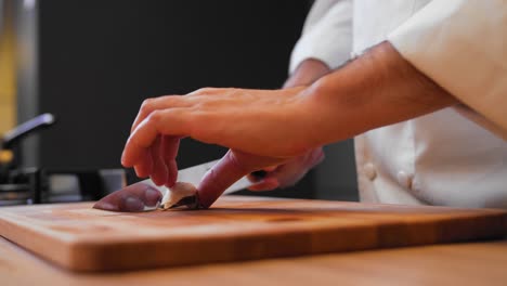 El-Cocinero-Está-Cortando-Ajo-En-Una-Tabla-De-Madera