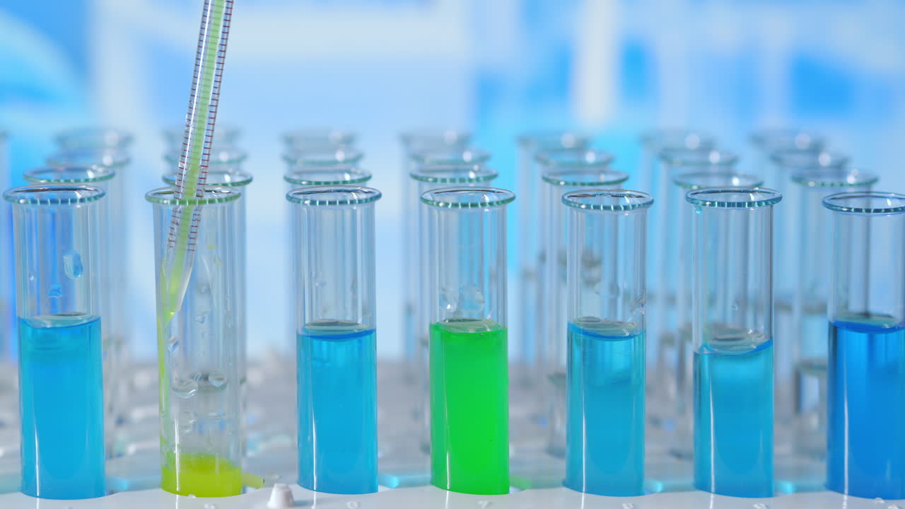 분석 또는 연구를 위해 실험실에서 실험을 하는 과학자. 혈액과 바이러스를 가진 실험실 튜브. 과학 실험실 클로즈업. 팬데 질병 의료 백신 연구. 고품질의 4k 영상.