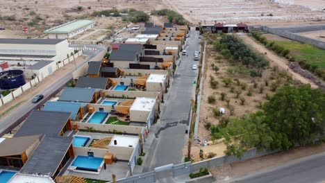 toma orbital del lujoso complejo residencial, costosa vista aérea del hotel en arabia saudita