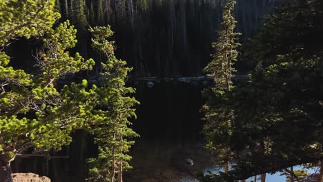 Kippschuss-Des-Nymphensees-Im-Rocky-Mountain-Nationalpark