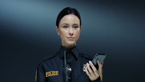 Nahaufnahme-Der-Schönen-Polizistin,-Die-Am-Handy-Spricht-Und-Einige-Wichtige-Entscheidungen-Trifft