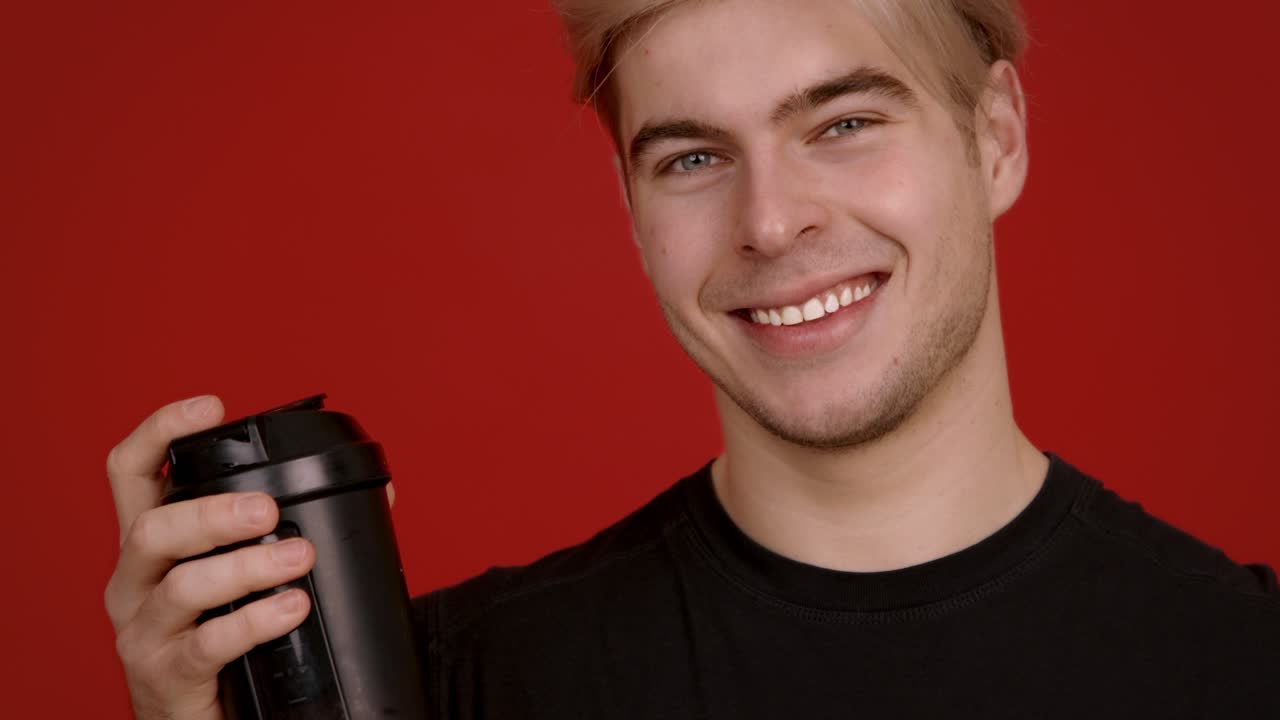 Giovane uomo con un frullato proteico