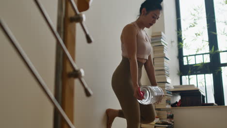 mujer haciendo ejercicio en casa