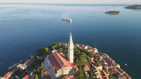 Volando-Alrededor-Del-Templo-De-Rovinj,-Croacia-Con-Un-Dron,-Video-4k