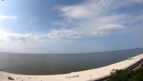 Zeitraffer-Tagesansicht-Des-Strandes-–-Meer,-Viele-Aktive-Wolken,-Windiges-Wasser-Rundherum-–-Ansicht-Eines-Fast-Wellenlosen-Strandes-Im-Golf-Im-14.-Stock