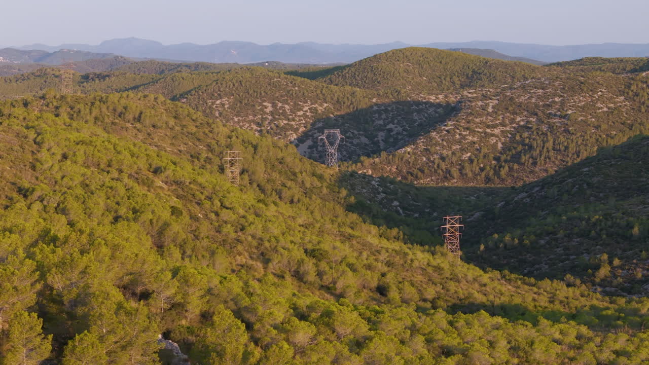 imágenes aéreas impresionantes: un avión no tripulado captura el majestuoso valle de la montaña en la hora dorada del amanecer