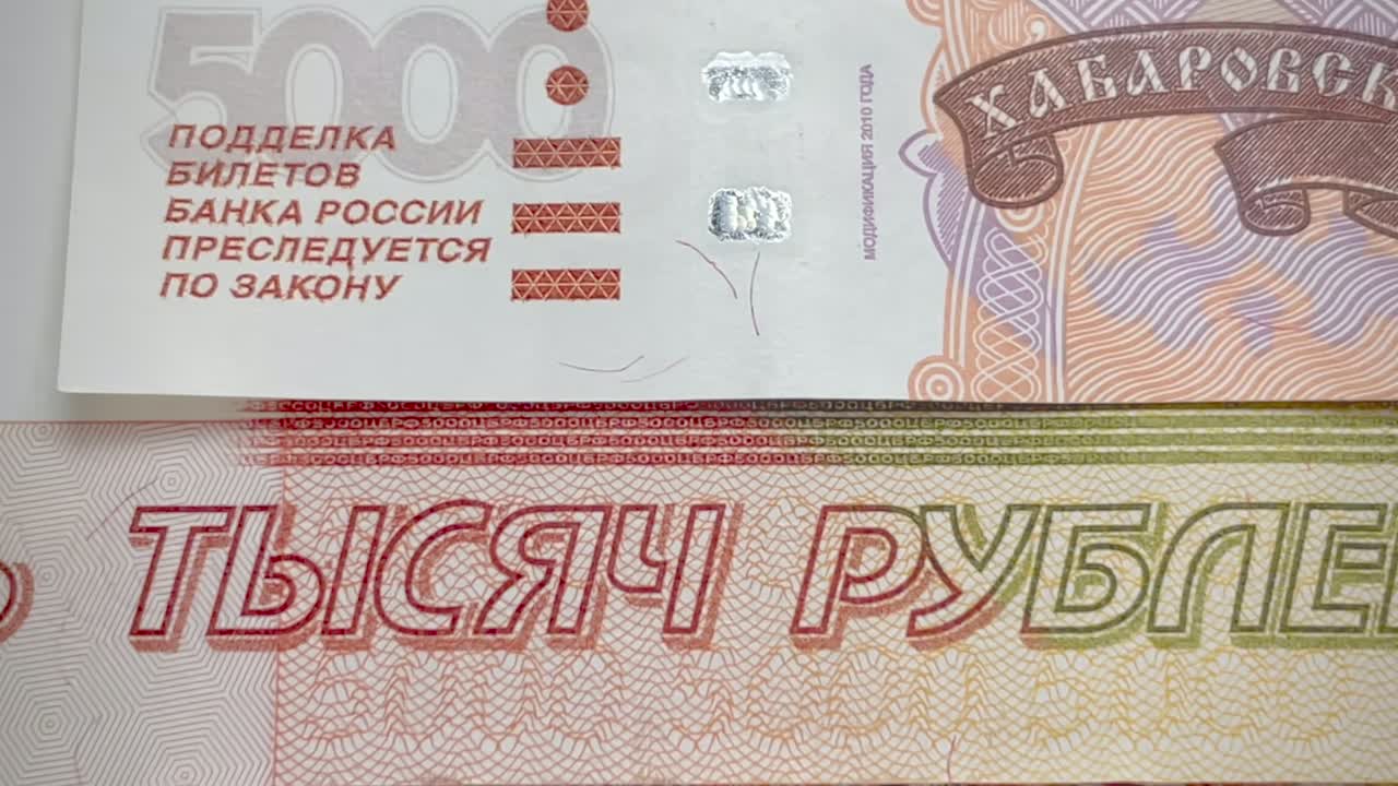 los billetes de cinco mil rublos zoomando lentamente. el texto "billetes del banco de rusia" la falsificación es punible por ley" primer plano.