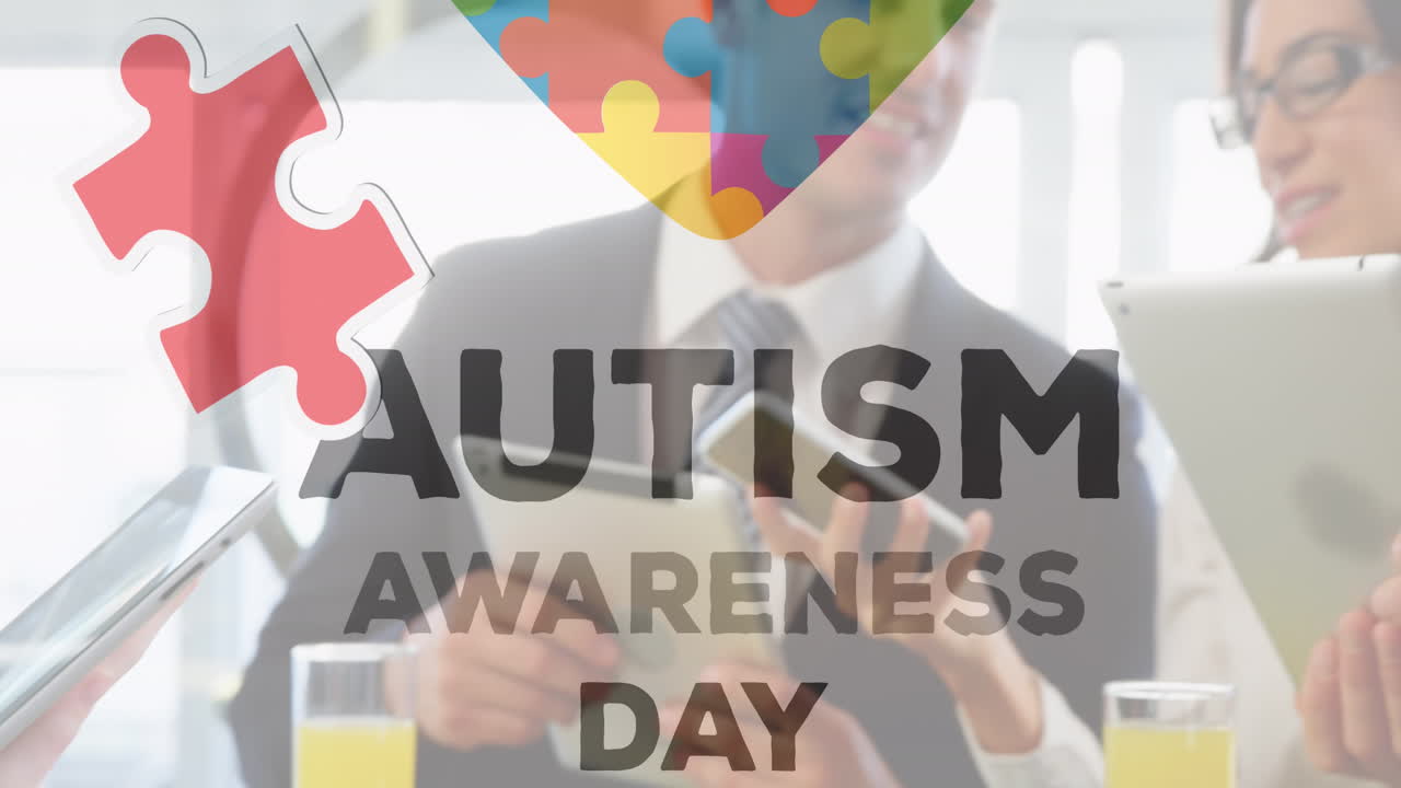 animación de piezas de rompecabezas coloridas y texto de autismo sobre personas de negocios que usan dispositivos digitales